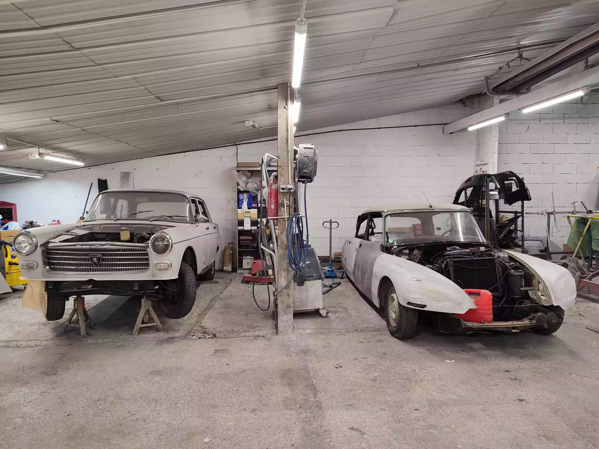 Autorosati restauration d'une Peugeot 404 et d'une DS