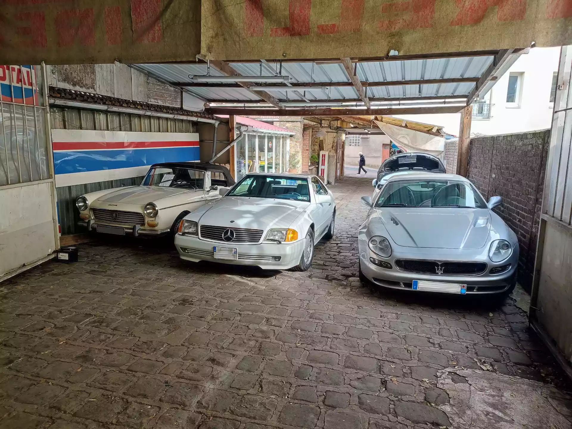 Peugeot 404c, Mercedes W129 et Maserati 3200gt dans l'entrée du garage Autorosati