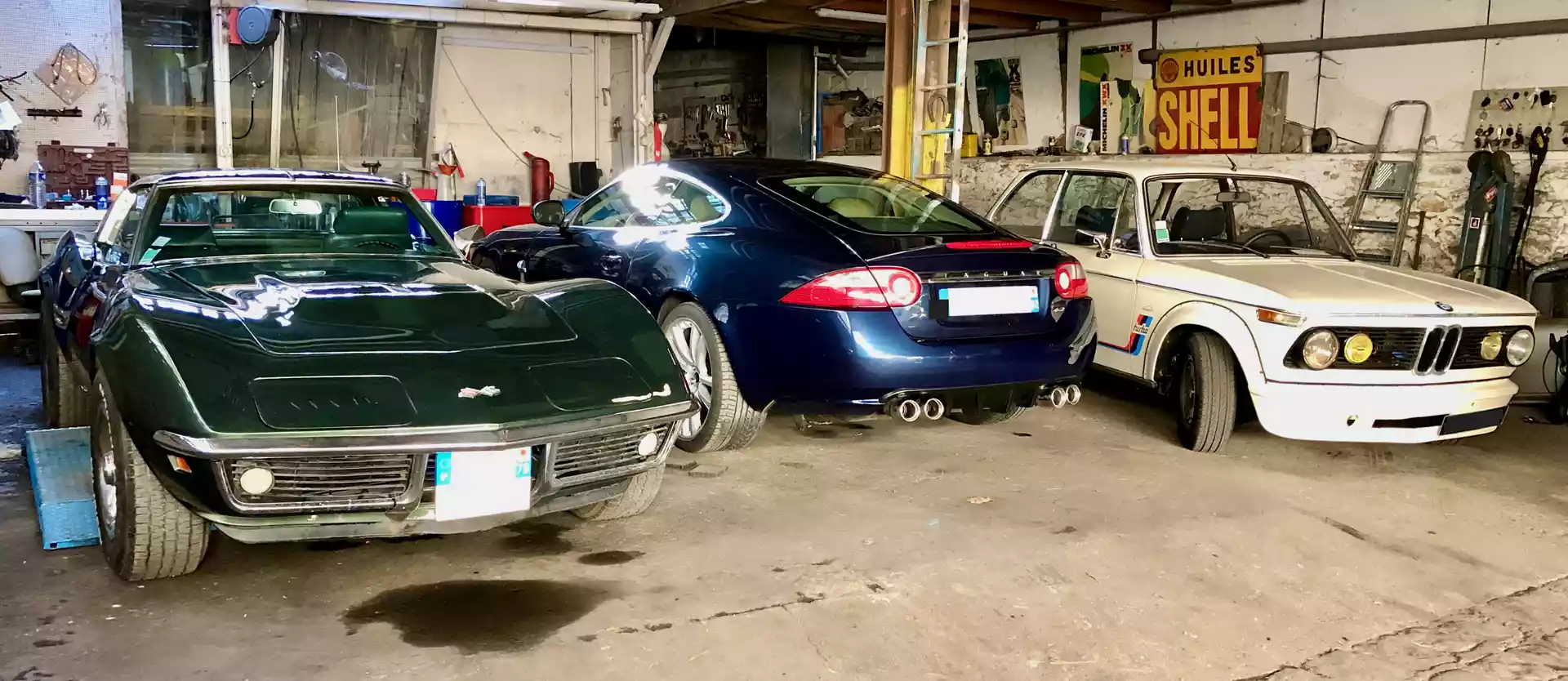 Chevrolet Corvette C3 et Jaguar XK8 2002 dans l'atelier Autorosati