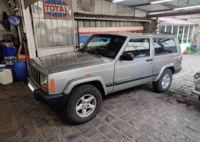 Jeep Cherokee grise