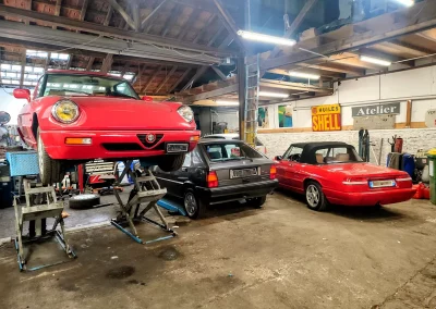 Alfa Romeo spider serie 4 sur le pont élévateur et Lancia Delta