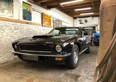 Aston Martin V8 noire à l’atelier Autorosati