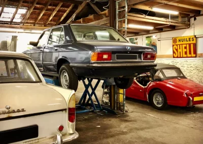 BMW 518 E12 grise sur pont dans l’atelier Autorosati