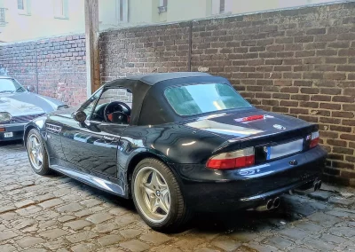 BMW Z3M Roadster 3.2 dans l’allée pavée du garage