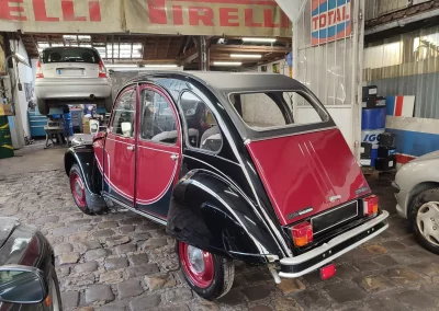 Citroen 2cv Charleston sur les pavés du garage Autorosati