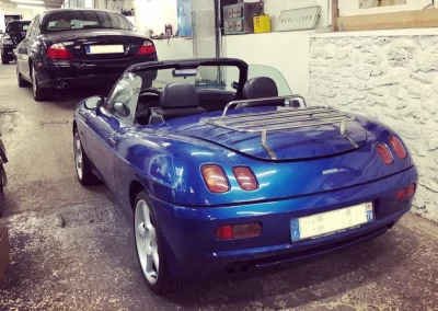 Fiat Barchetta bleue avec porte bagage sur coffre