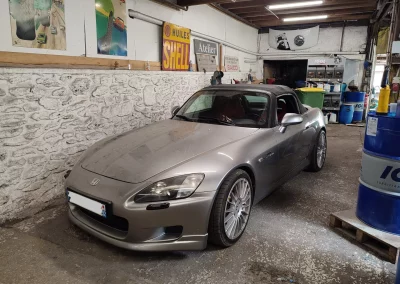 Honda S2000 grise dans l’atelier Autorosati