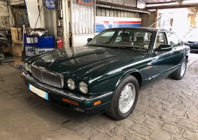 Jaguar XJ6 X300 verte dans l’atelier