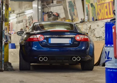 Jaguar XKR V8 4.2 bleu vue arrière