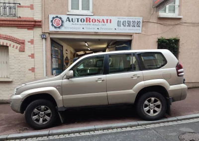 Land Cruiser garé sous l’enseigne du garage Autorosati