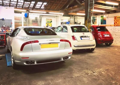 Maserati 3200GT feux boomerang et Fiat 500 dans l’atelier Autorosati