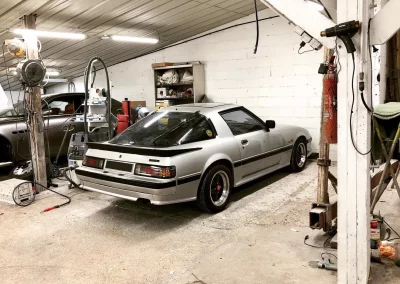 Mazda RX7 FB blanche dans l’atelier Autorosati