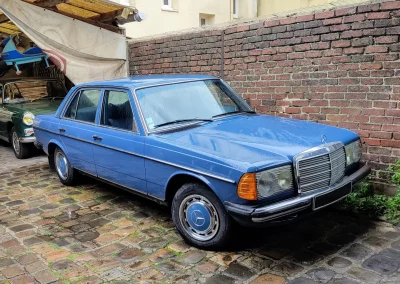 Mercedes E200 W123 sur le sol pavé du garage