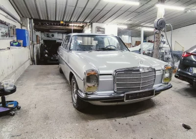 Mercedes W114 à l’atelier peinture Autorosati