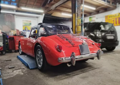 MG MGA rouge