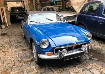 MG MGB bleue à l’entrée du garage Autorosati