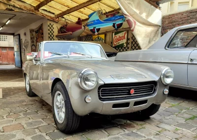 MG Midget Roadster grise sur l’allée pavée