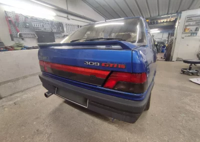 Peugeot 309 GTI 16s bleue dans l’atelier Autorosati