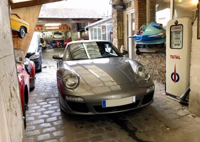Porsche 911 type 997 quittant le garage Autorosati