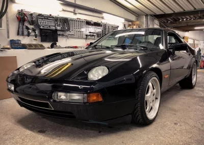 Porsche 928 GT BVM noire dans l’atelier Autorosati