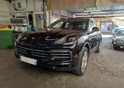 Porsche Cayenne e-Hybrid noire dans l’entrée du garage Autorosati