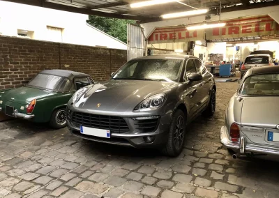 Porsche Macan GTS devant l’atelier Autorosati