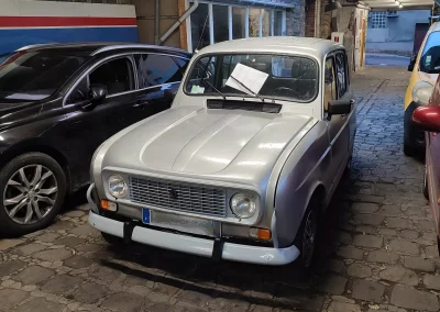 Renault 4l (R4L) grise dans l’allée du garage Autorosati