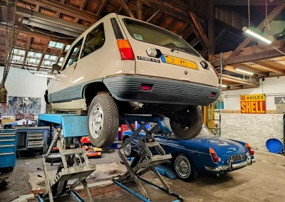 Renault 5 (R5 GTL) sur le pont élévateur