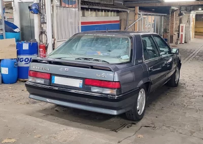 Renault R25 V6 Baccara dans l’entrée du garage Autorosati