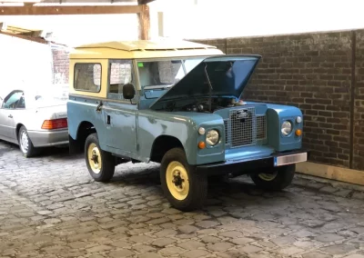 Santana (Land Rover Defender 90) bleu et jaune capot ouvert