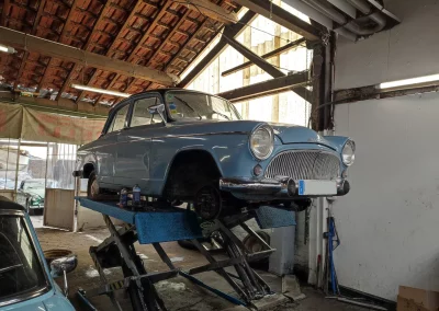 Simca Aronde P60 bleue sur le pont élévateur à l’atelier Autorosati