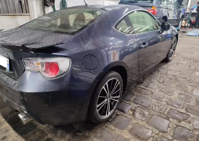 Toyota GT86 bleue couverte de gouttes de pluie