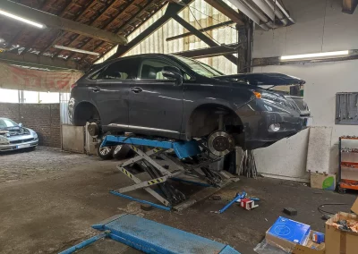 Toyota Lexus RX450h sur le pont élévateur de l’atelier Autorosati