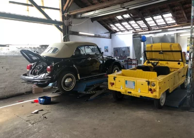 Volkswagen Coccinelle 1303 Cabriolet et Citroen Mehari capots levés