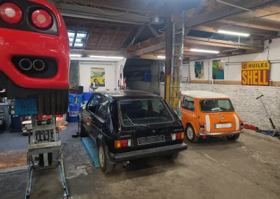 Volkswagen Golf GTI mk1 serie1 petits feux noire dans l’atelier