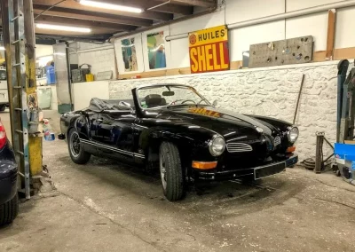 Volkswagen Karmann Ghia noire décapottée