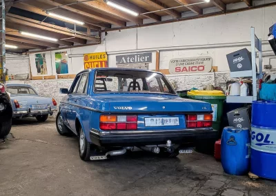 Volvo 240 244 bleue