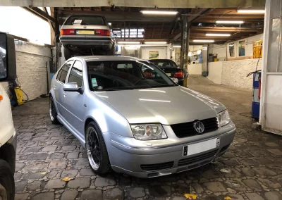 Volkswagen Bora à l’entrée de l’atelier Autorosati