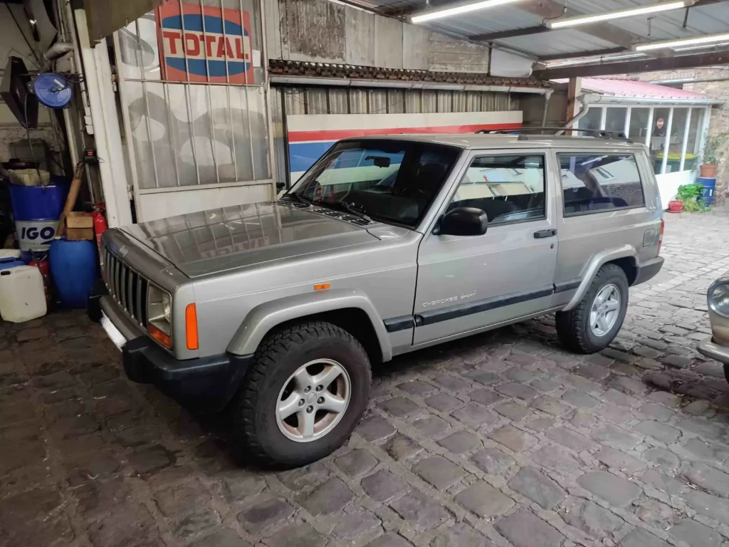 Jeep Cherokee grise