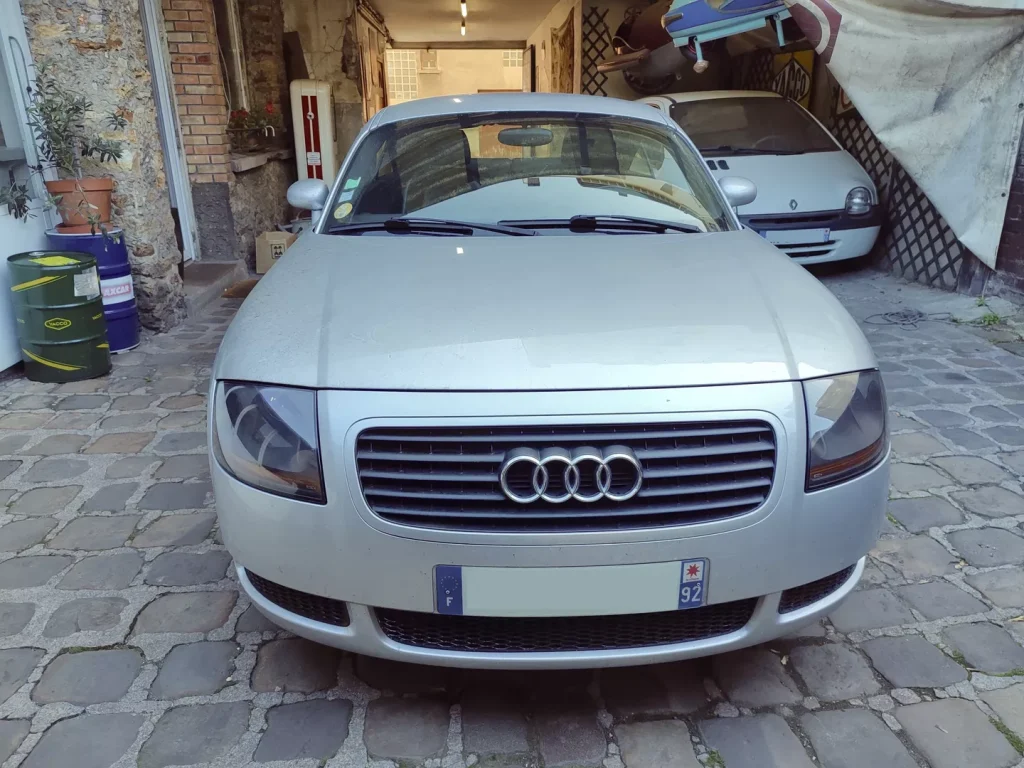 Audi TT 8N dans l’entrée du garage Autorosati
