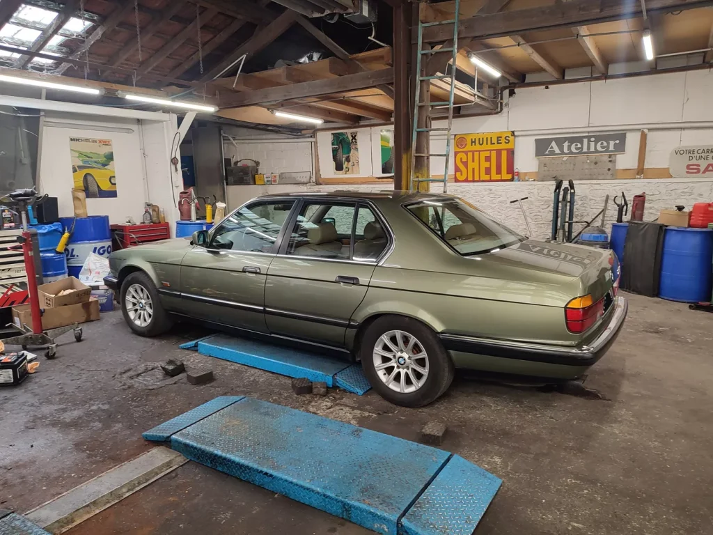 BMW 735 E32 à l’atelier Autorosati