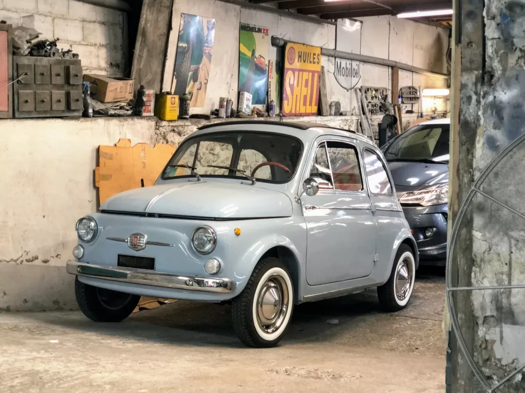 Fiat 500 grise dans l’atelier Autorosati