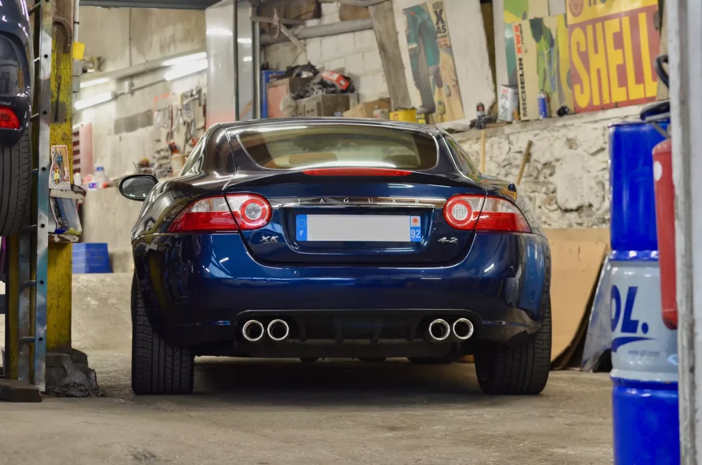 Jaguar XKR V8 4.2 bleu vue arrière