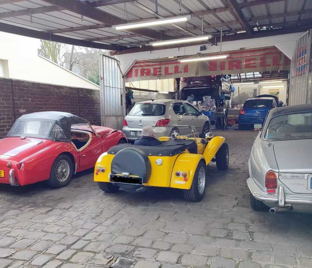 Lotus Seven Replica (Martin) jaune à l’entrée du garage Autorosati