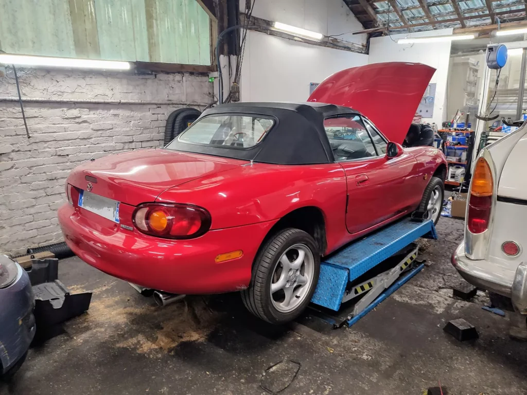 Intervention moteur sur une Mazda MX5 NB à l’atelier Autorosati