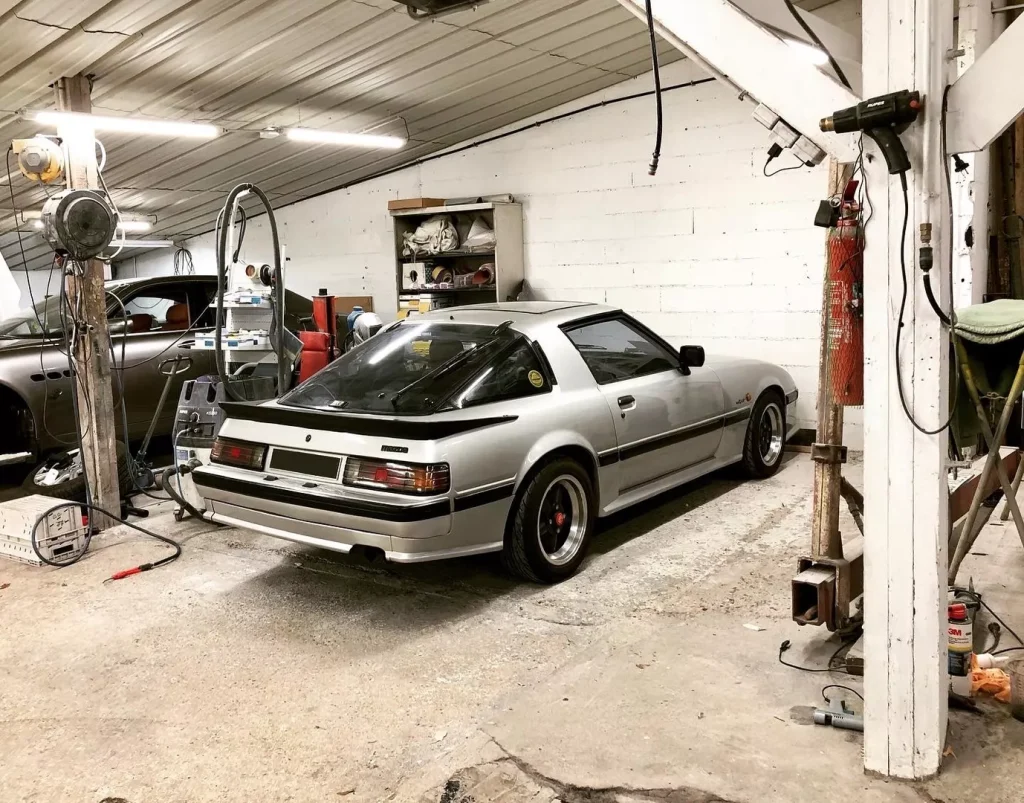 Mazda RX7 FB blanche dans l’atelier Autorosati