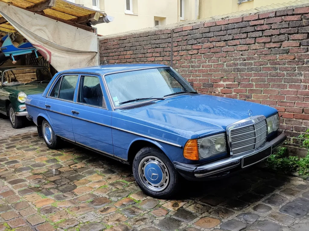 Mercedes E200 W123 sur le sol pavé du garage