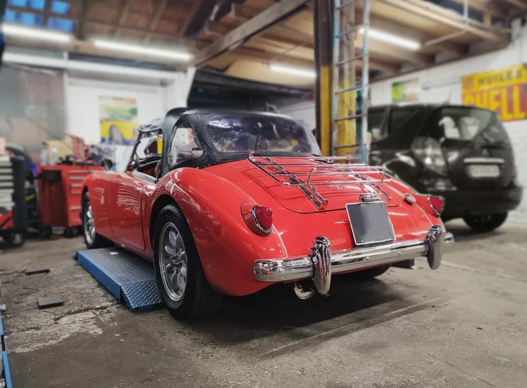 MG MGA rouge