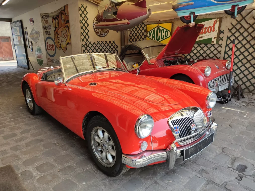 MG MGA Triumpf TR3a rouge dans l’entrée du garage Autorosati