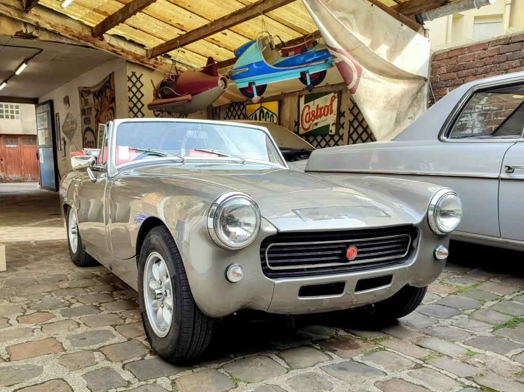 MG Midget Roadster grise sur l’allée pavée
